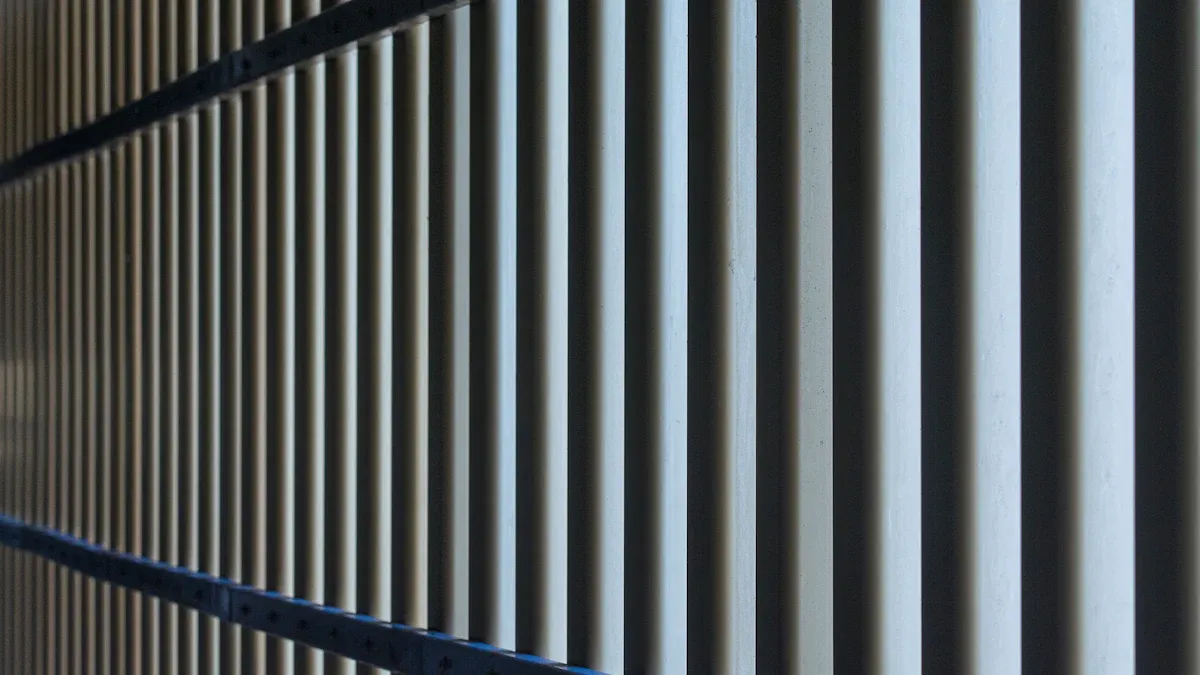 لماذا تختار سياج الألومنيوم لمنزل أنيق ومنخفض الصيانة